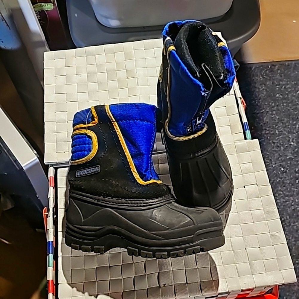 Boys winter boots size 9c